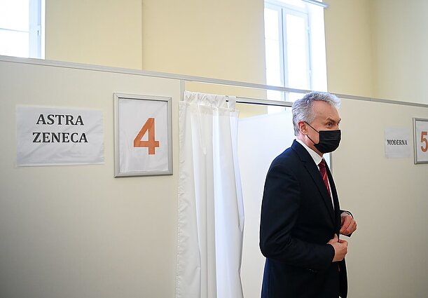 Žinios. Nausėda su savivaldybių atstovais aptars, kaip nuo COVID-19 planuojama skiepyti per Velykas