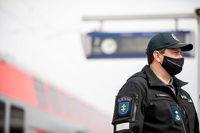 Žinios. Pareigūnams pradėjus tikrinti keliaujančius autobusais ir traukiniais apgręžti pirmieji keleiviai