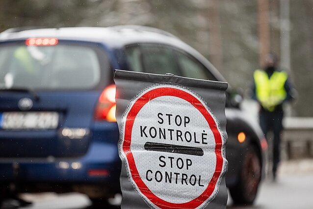 Pareigūnams įspėjus, kad kontroliuos keliaujančius autobusais ir traukiniais, dalis žmonių grąžino bilietus