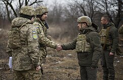 Volodymyras Zelenskis lanko karius Ukrainos rytuose