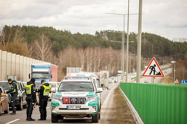 Žinios. Pradėjus griežtesnę kontrolę prie didžiųjų miestų nusidriekė kilometrinės automobilių eilės