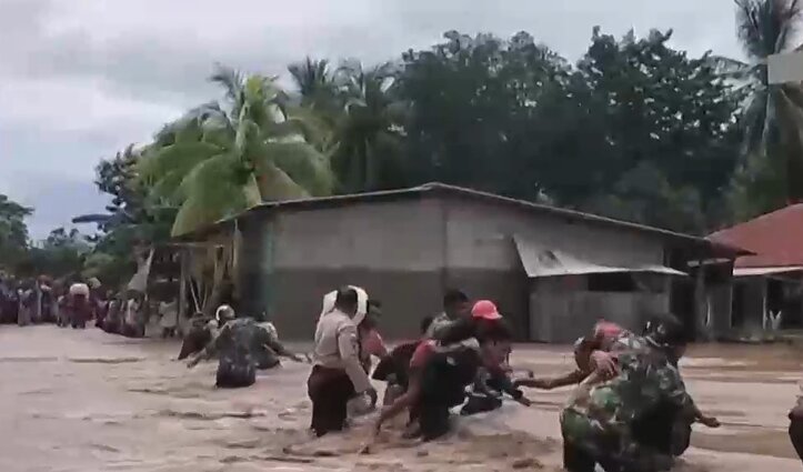 Potvyniai Indonezijoje ir Rytų Timore: žuvo mažiausiai 97 žmonės, dešimčių ieškoma