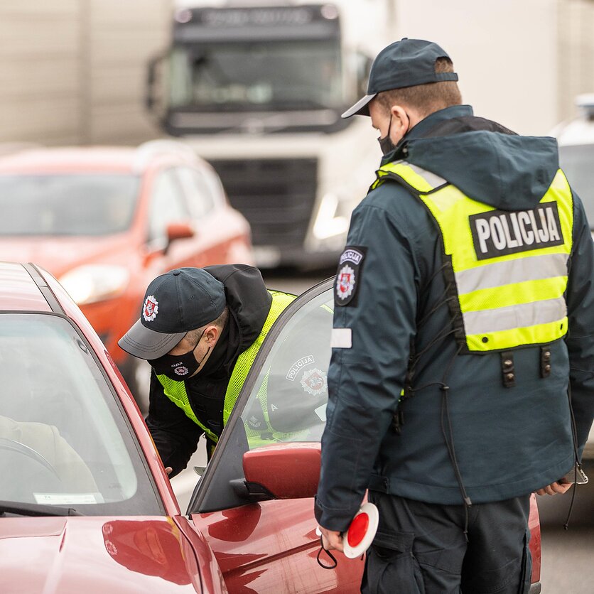 E. Blažio / LRT nuotr., Kelių policijos patikros punktas kelyje A1, Vilnius - Kaunas