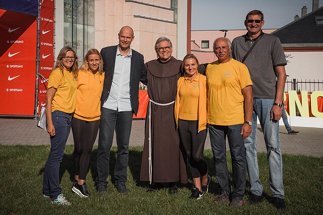 Brolis Sigitas Benediktas Jurčys OFM per „Mažųjų žvaigždučių“ vilties bėgimą. Su Sauliumi Štombergu ir Aurelijumi Žukausku Brolis Sigitas Benediktas Jurčys OFM per „Mažųjų žvaigždučių“ vilties bėgimą. Su Sauliumi Štombergu ir Aurelijumi Žukausku