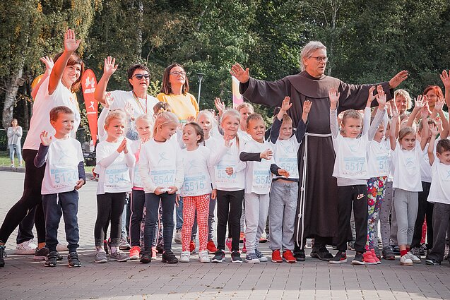 Brolis Sigitas Benediktas Jurčys OFM per „Mažųjų žvaigždučių“ vilties bėgimą Brolis Sigitas Benediktas Jurčys OFM per „Mažųjų žvaigždučių“ vilties bėgimą