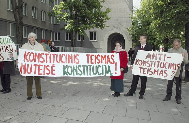 Rolandas Pakso šalininkai prie Konstitucinio Teismo