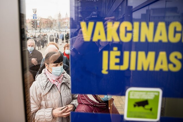 Žinios. ES šalims jau pristatyta tiek vakcinų, kad būtų paskiepyti 70 proc. Bendrijos gyventojų