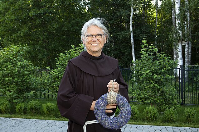 Brolių vienuolių laisvalaikis – SMS žinutėmis siunčia kuriamą haiku ir kviečia pasivaikščioti ties Nerimi