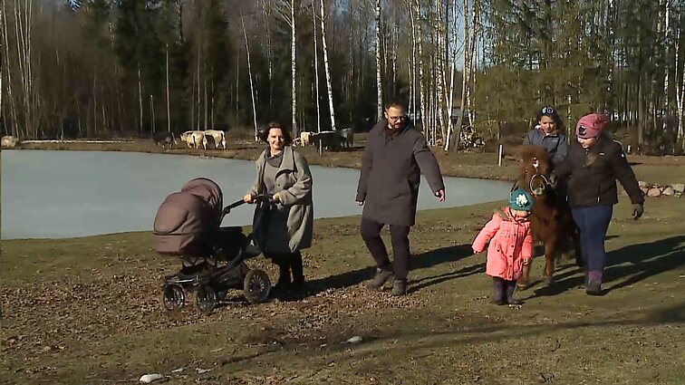 Daugiavaikė Agotos ir Danieliaus šeima miestą iškeitė į kaimą: dabar augina galovėjus ir išsaugo keramikos tradicijas