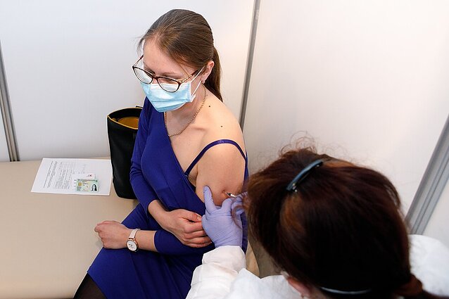Dėl vakcinų trūkumo kai kur šalyje šiandien nebeskiepyta, nors „AstraZeneca“ vakcinos mažėja vangiai