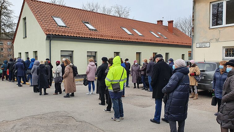 Eilės prie vakcinacijos centrų Klaipėdoje