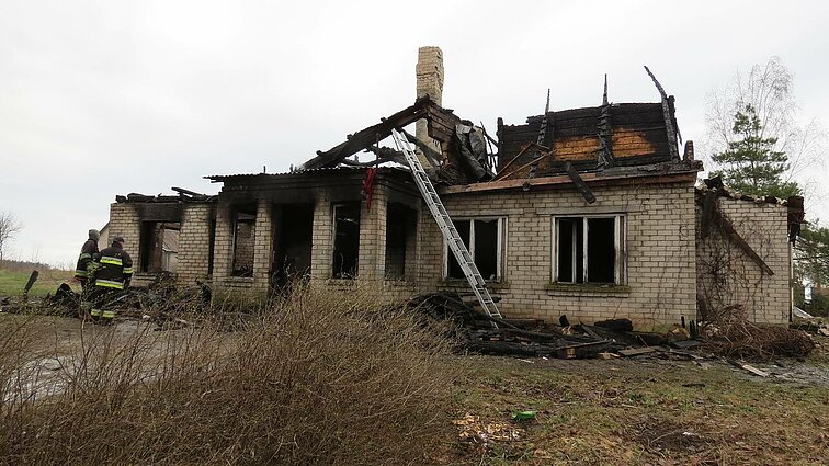 Gaisre Anykščių rajone žuvo keturi žmonės: įtariama, kad nelaimė galėjo kilti dėl kūrenamos krosnies