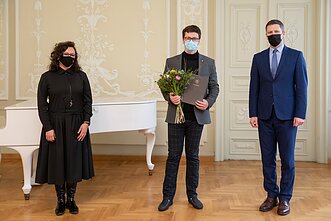 Kultūros viceministrė Daina Urbanavičienė, operos solistas Steponas Zonys ir kultūros ministras Simonas Kairys. Kultūros viceministrė Daina Urbanavičienė, operos solistas Steponas Zonys ir kultūros ministras Simonas Kairys.