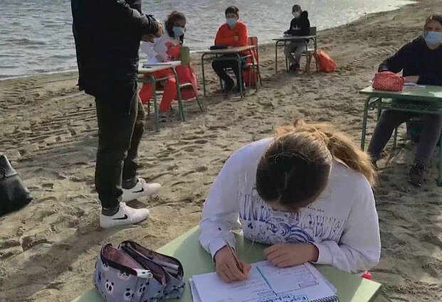 Pažvelgė kūrybiškai: Ispanijoje mokyklos iškeltos į paplūdimį