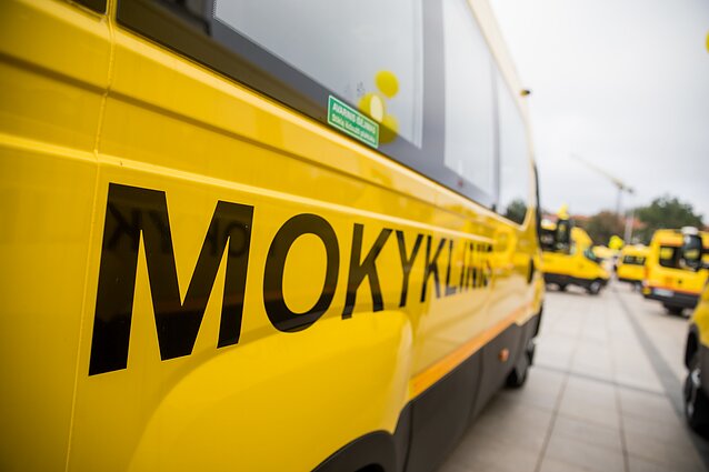 Žinios. Savivaldybės planuoja atokiau gyvenančiuosius į skiepijimo centrus vežti geltonaisiais mokykliniais autobusais