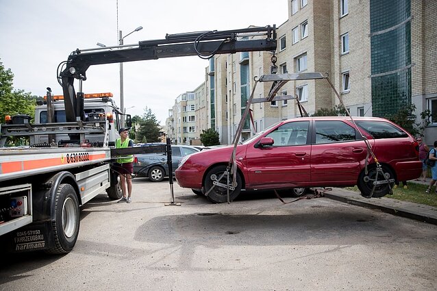 Žinios. Seime – kova su apleistų automobilių savininkais: sieks didinti baudas, nebeliktų rašytinių įspėjimų