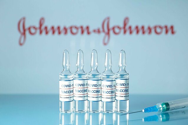 Panorama. EVA pareiškė, kad itin reti kraujo krešulių atvejai gali būti laikomi „Johnson & Johnson“ COVID-19 vakcinos šalutiniu poveikiu