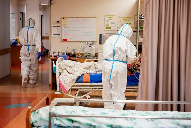Medikai dirba ligoninėje karantino metu