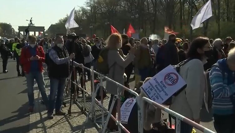 Berlyne policija ašarinėmis dujomis vaikė tūkstančius protestuotojų, protestuojančių prieš vyriausybės naujus draudimus