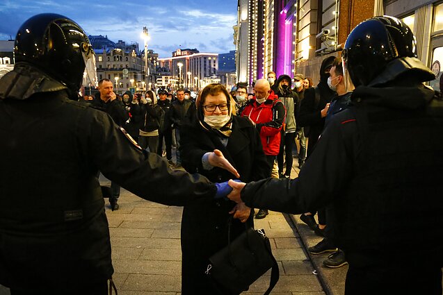 Žinios. Per vakar Rusijoje vykusias akcijas Navalnui palaikyti policija sulaikė per tūkstantį žmonių