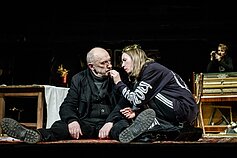 Scena iš Arpado Schillingo spektaklio „Autonomija“. Valentinas Masalskis, Viktorija Kuodytė