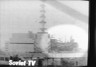 Sovietų televizija 1986 m. balandžio 30-ąją parodė vaizdus iš incidento Černobylio AE. Vaizdo įrašą užfiksavo JAV spauda.
