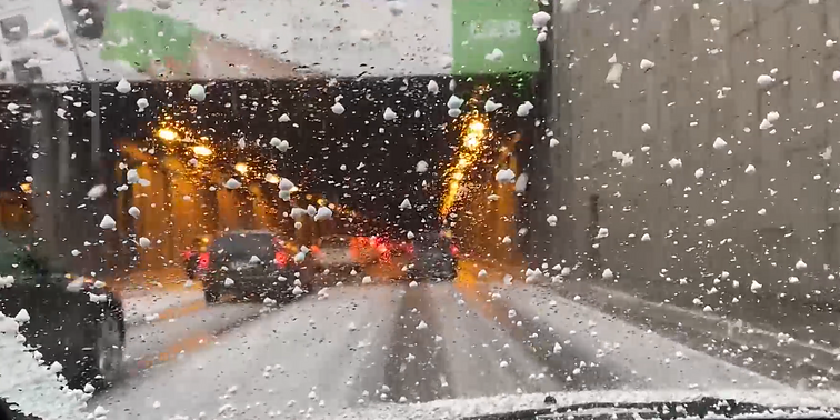 Vilniuje dangus maišosi su žeme – iš dangaus pasipylė ledukai