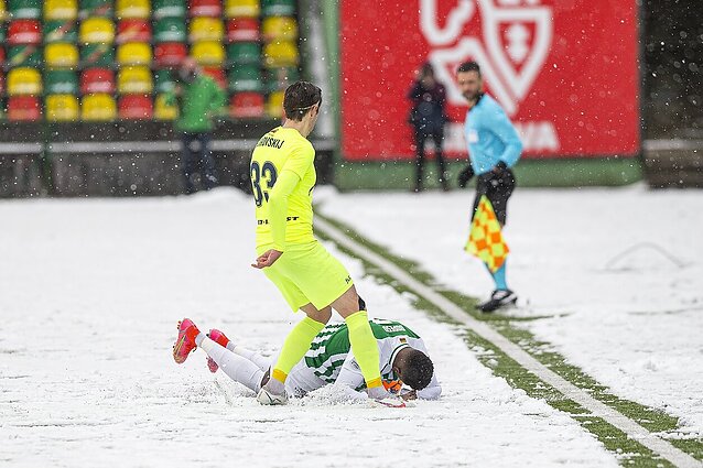 Sportas. Orai. Vilniuje iškritęs sniegas baltai nudažė aikštę prieš Lietuvos futbolo A lygos rungtynes tarp sostinės komandų – „Žalgirio“ ir „Riterių“