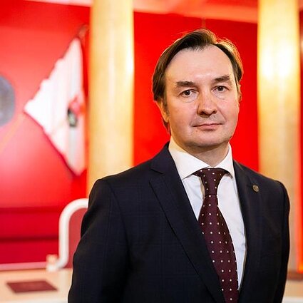 Tarp praeities ir ateities. Apie universiteto idėją, politinę lyderystę ir Gedimino gerovės valstybę – su Rimvydu Petrausku
