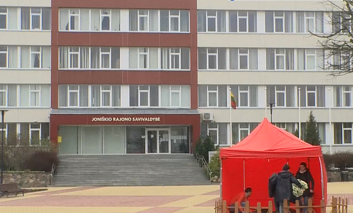 Žinios. Po savivaldybės langais Joniškyje – bado akcija: protestuojama prieš mero sprendimus