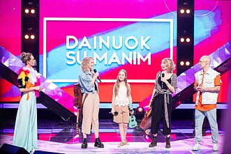„Dainuok su manim“