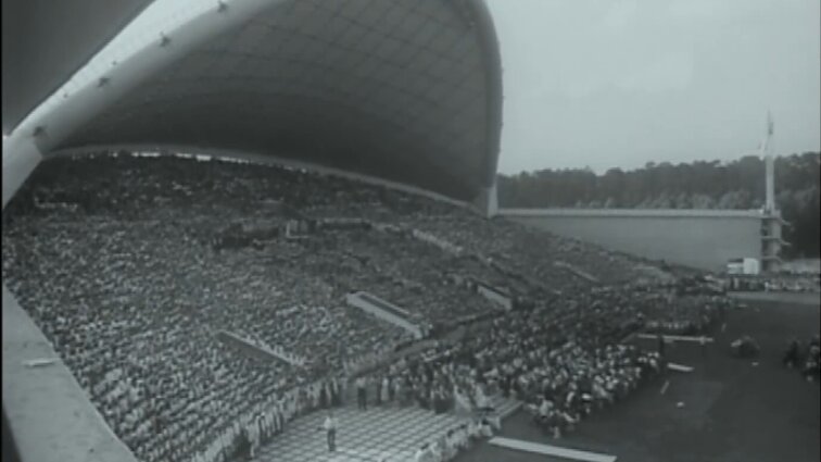 (Pra)rasta karta. Dainų ir šokių šventės sovietmečiu: privalomas dalyvavimas bei tautiškumas, adaptuotas režimui