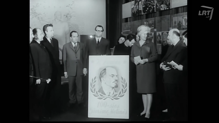 (Pra)rasta karta. Sovietmečiu išeivijos lietuviai atvežė Lenino portretą į Lietuvą dovanų