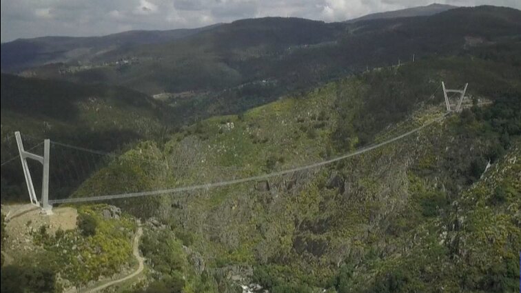 Žinios. Portugalijoje atidarytas ilgiausias pasaulyje 516 m. pėsčiųjų tiltas – kabo virš sraunios Paivos upės