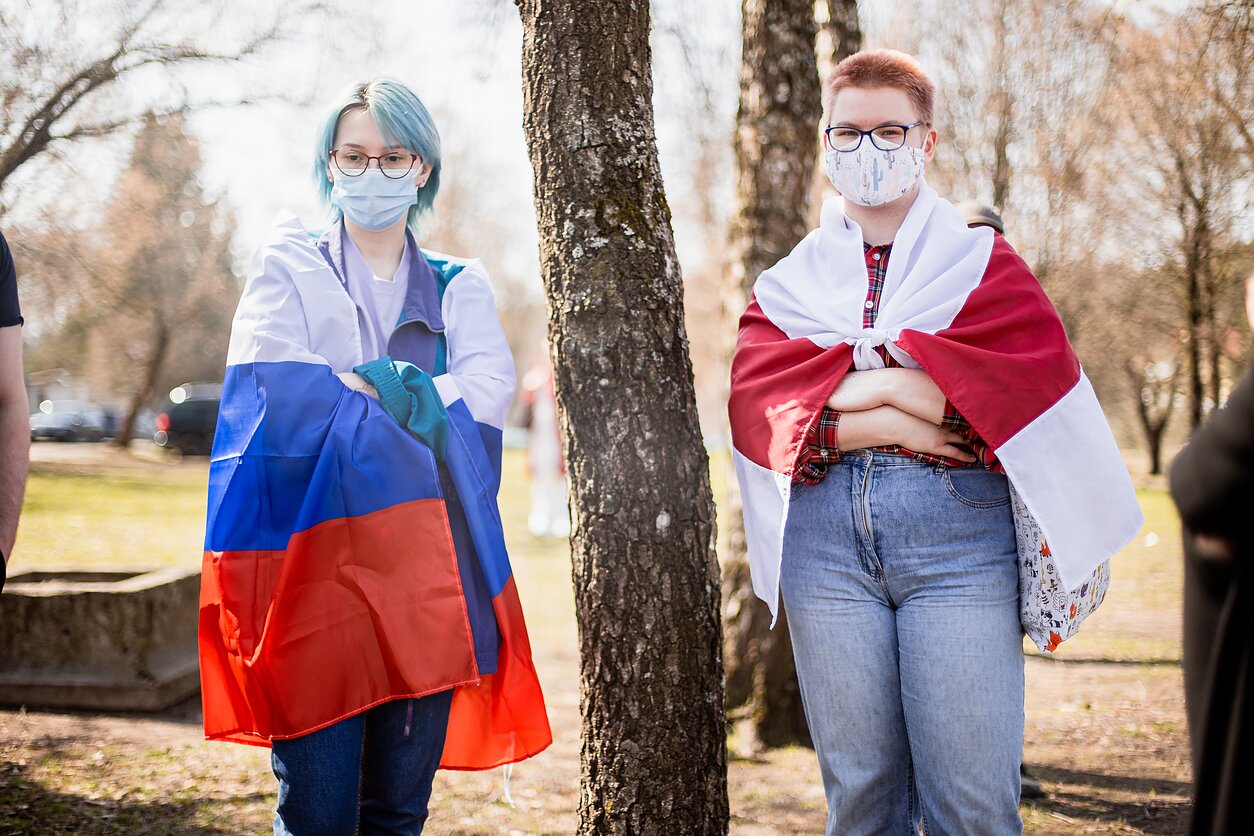 Kobiety z flagami Rosji i opozycyjnej Białorusi