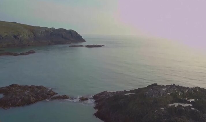 Nuotolinis darbas ant uolos atbrailos: ošiant vėjui su vaizdu į Airijos jūrą – skambučių konsultanto darbo diena