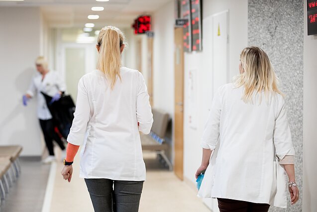 Rajonai vilioja medikus: jauni specialistai mieliau renkasi darbą didžiuosiuose miestuose arba užsienyje