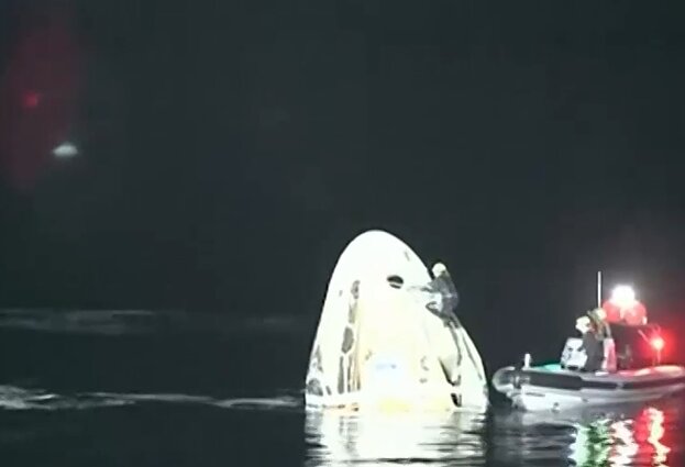 „Space X“ parskraidino astronautus į Žemę