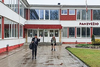 Panevėžio abiturientai grįžta į klases.