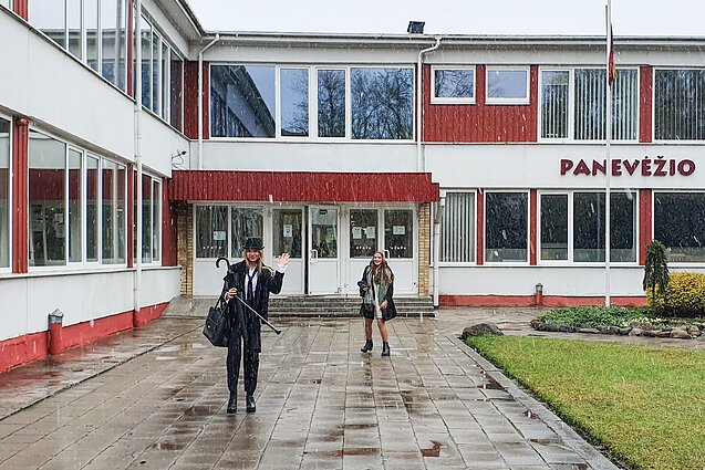Panevėžio abiturientai grįžta į klases.
