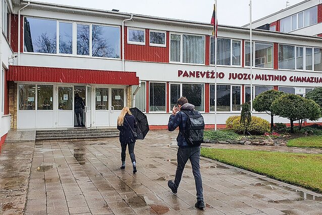 Žinios. Į mokyklas sugrįžta abiturientai – daugiau nei pusė pamokų bus organizuojamos kontaktiniu būdu