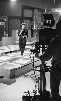 Vokalistė televizijos studijoje filmavimo metu.
