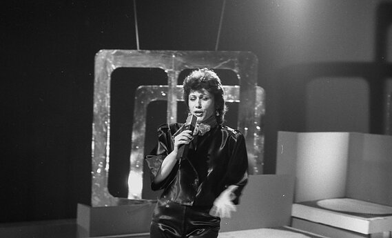 Vokalistė televizijos studijoje filmavimo metu.