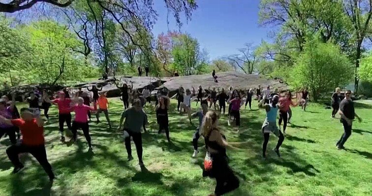 Zumba parake – kaip stebuklas: Niujorko gyventojams grupinė treniruotė prilygsta šventei