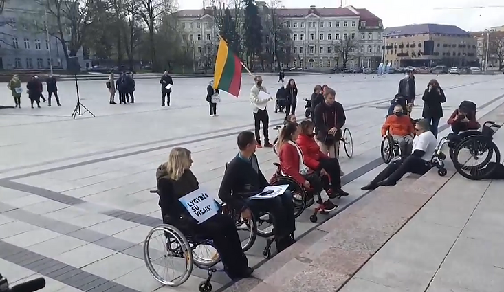Tarsi karantinas – renginyje žmonės su negalia atkreipia dėmesį į kylančias kliūtis