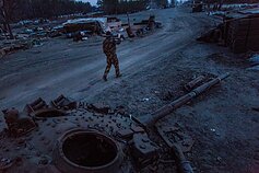 Artūras Morozovas, „Ukrainos kariuomenės snaiperis pravarde Malyšas eina į poziciją priešakinėse linijose netoli gyvenvietės Stanytsia Luhansk Rytų Ukrainoje“. 2015 m. kovas 