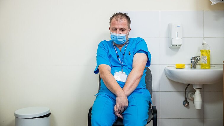Žinios. Painiava dėl medikų atlyginimų: ligoninės privalo didinti, bet neturi iš ko