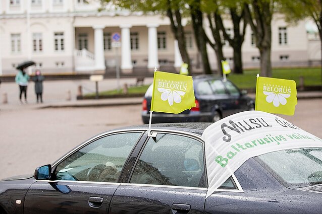 „Belorus“ darbuotojų automobilių kolona Vilniuje surengė protesto akciją, kuria prieštaravo ES sankcijoms
