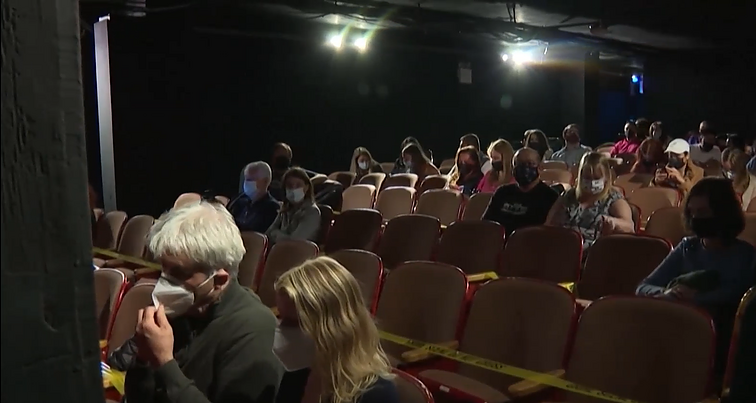 Viskas po truputį grįžta į įprastas vagas: mažieji Brodvėjaus teatrai sulaukė pirmųjų žiūrovų