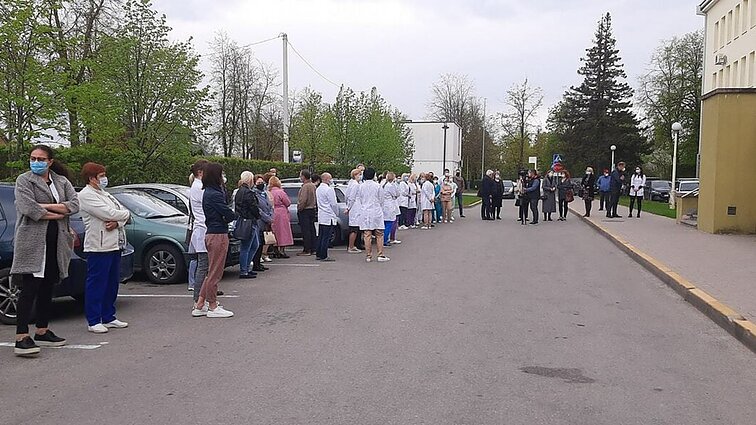 Šiaulių medikų protestas dėl mobingo ligoninėje: liepė nekomentuoti, bet kokį pavyzdį parodysime savo vaikams, jei nutylėsime?